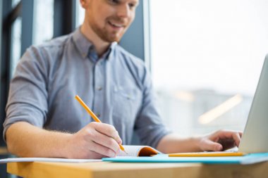 Not alıyorum. Notlar alırken pozitif ve iyi bir adam tarafından kullanılan bir kalemseçici odak