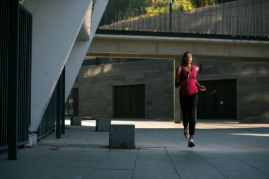 Deneyimli sporcu kadın her gün tek başına dışarı çıkıyor.