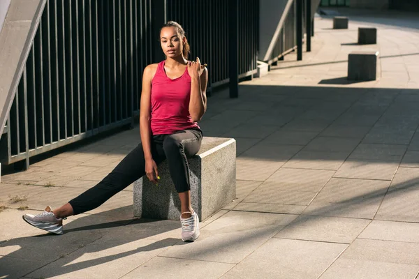 Hermoso Atleta Forma Sentado Aire Libre Solo Ropa Deportiva — Foto de Stock