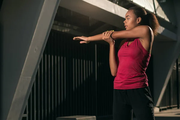 Athlète Calme Confiante Tirant Son Bras Tout Réchauffant Les Muscles — Photo