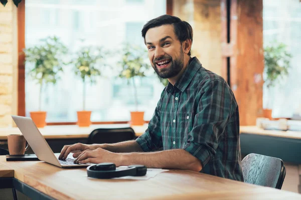 Happy Young Man Sitting Front His Modern Laptop Smiling — Stock Photo, Image