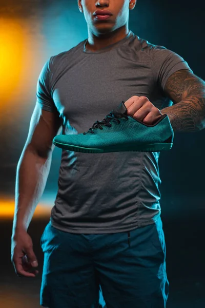 Cropped Photo Sporty Young Man Standing Training Shoe One Hand — Stock Photo, Image