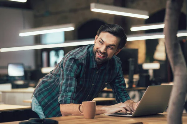 Positive Bearded Man Casual Clothes Leaning Laptop Turning His Head — Stock Photo, Image