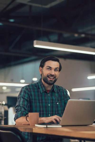 Cheerful Bearded Man Laptop Sitting Office Smiling — Stock Photo, Image