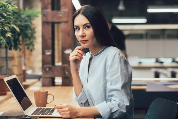 Mujer Joven Mirando Reflexivo Mientras Sienta Delante Ordenador Portátil — Foto de Stock