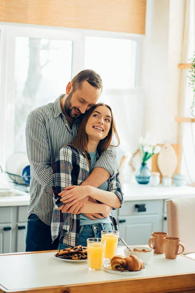 Loving Man Hugging His Beautiful Girlfriend Kitchen Breakfast Front Them — Stock Photo, Image