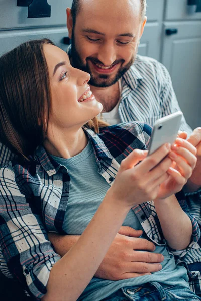 Sorrindo Senhora Com Smartphone Mão Olhando Para Namorado — Fotografia de Stock