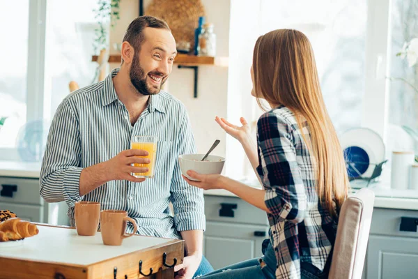 Homem Alegre Sorrindo Para Uma Jovem Enquanto Toma Café Manhã — Fotografia de Stock