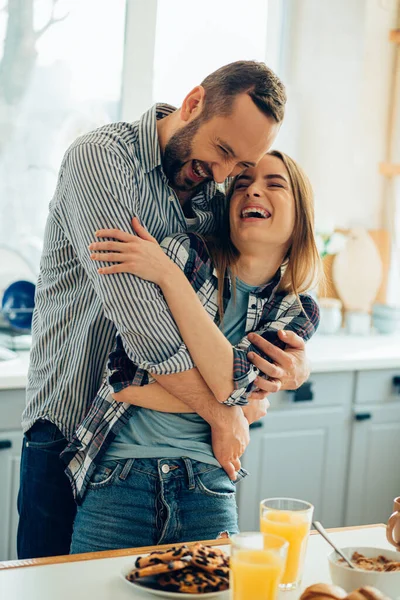 Jovem Positivo Mulher Abraçando Cozinha Parecendo Feliz — Fotografia de Stock