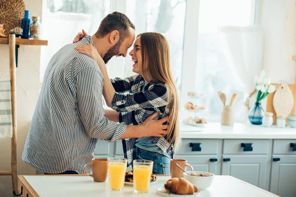 Jovem Positivo Mulher Abraçando Sorrindo Emoção Enquanto Está Cozinha — Fotografia de Stock