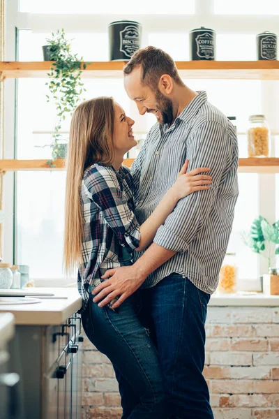 Belo Casal Romântico Olhando Para Outro Sorrindo Enquanto Abraça — Fotografia de Stock