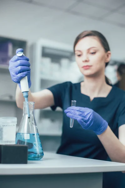 Mujer Con Guantes Estériles Poniendo Dispensador Pipetas Automáticas Frasco Laboratorio —  Fotos de Stock