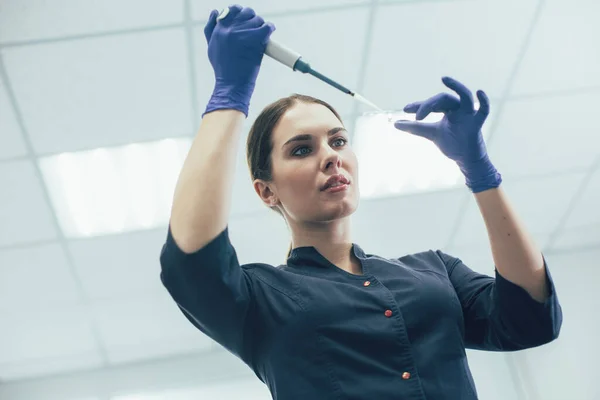 Careful Lab Technician Wearing Sterile Rubber Gloves Using Auto Pipette — Stock Photo, Image