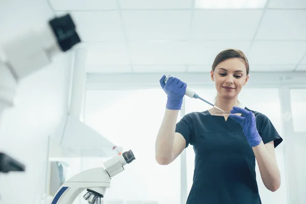 Smilende Dame Iført Gummihandsker Mens Bruger Automatisk Pipette Dispenser Med - Stock-foto