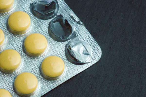 Vágott Fénykép Tabletták Buborékcsomagolásáról Fekete Pala Felületen Világjárvány Fogalma — Stock Fotó