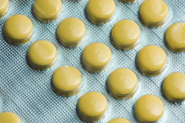 Coronavirus Kezelési Koncepció Sárga Tabletták Buborékcsomagolása Kivágott Kép — Stock Fotó