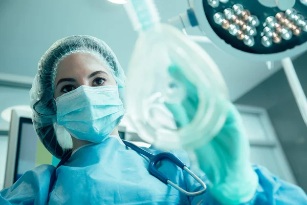 Mujer Uniforme Médico Pie Con Máscara Para Narcóticos — Foto de Stock