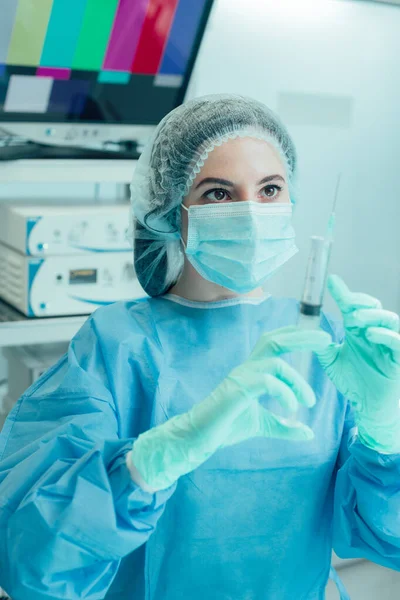 Professional Surgery Nurse Wearing Protective Uniform Looking Syringe — Stock Photo, Image