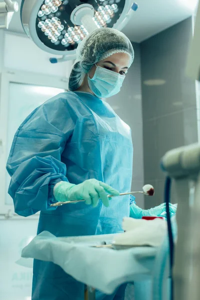 Enfermera Cirugía Sosteniendo Pieza Algodón Con Pinzas — Foto de Stock