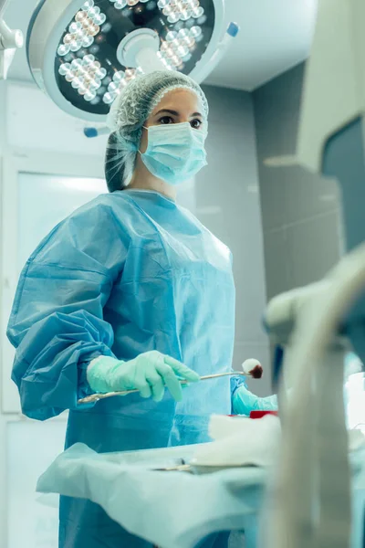 Mujer Uniforme Médico Pie Con Pieza Algodón Sangriento Quirófano — Foto de Stock