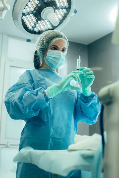 Concentrated Woman Looking Attentively Syringe While Being Surgery Theatre — Stock Photo, Image