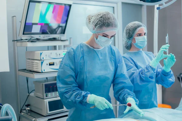 Equipe Cirurgiões Profissionais Que Trabalham Sala Operações Seringa Fórceps Suas — Fotografia de Stock