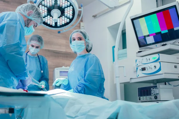 Three People Conducting Surgical Operation Modern Equipment Looking Concentrated — Stock Photo, Image