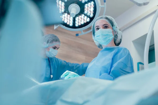 Mulher Uma Máscara Médica Trabalhando Com Colegas Sala Cirurgia — Fotografia de Stock