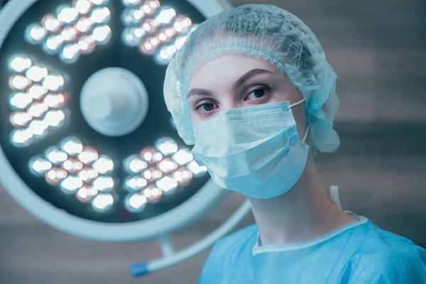 Dokter Bedah Yang Tenang Dengan Topeng Medis Dan Seragam Steril — Stok Foto