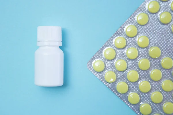 Lapos Feküdt Gyógyszerek Buborékcsomagolásban Egy Tabletta Palack Kék Alapon — Stock Fotó