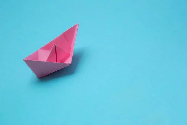 Pequeño Barco Origami Rosa Aislado Fondo Azul Banner Plantilla — Foto de Stock