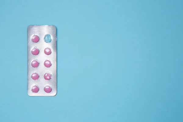 Top View Egy Buborékcsomagolás Rózsaszín Tabletták Egy Tablettát Kivont Weboldal — Stock Fotó