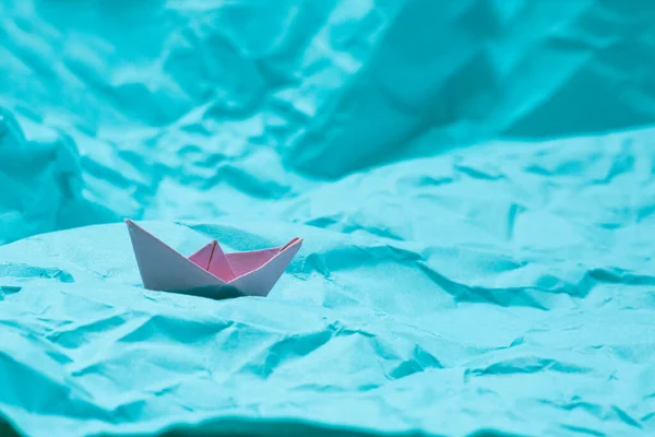 Foto Lacónica Papel Azul Crujiente Imitando Mar Pequeño Barco Origami — Foto de Stock