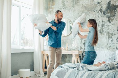 Kendini izole etme ve kavga organize etme sırasında eğlenen etkileyici genç adam ve kadın.