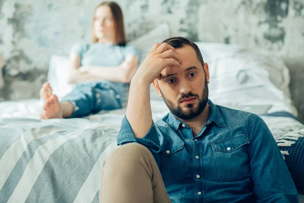 Marido Infeliz Tocándose Frente Esposa Ofendida Sentada Fondo Con Los —  Fotos de Stock