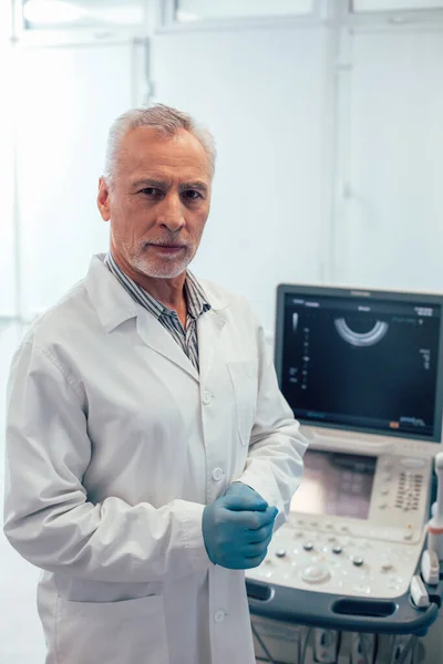 Médecin Mature Calme Uniforme Médical Debout Près Échographe Moderne — Photo