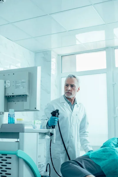 Médecin Professionnel Regardant Écran Position Debout Avec Endoscope Près Son — Photo