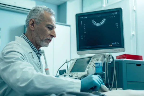 Médico Maduro Sonriendo Ligeramente Utilizando Equipos Modernos Para Diagnóstico Por — Foto de Stock