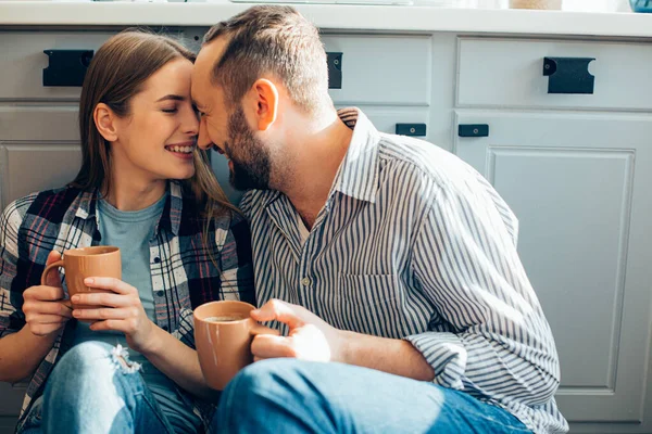 Jovem Casal Alegre Com Canecas Café Sorrindo Seus Narizes Tocando — Fotografia de Stock