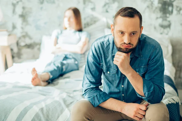 Homem Perturbado Sentado Cama Com Mulher Ofendida Fundo Pensando Divórcio — Fotografia de Stock