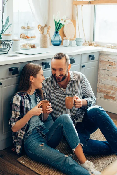 Homem Mulher Positivos Sentados Chão Cozinha Com Canecas Sorrindo Para — Fotografia de Stock