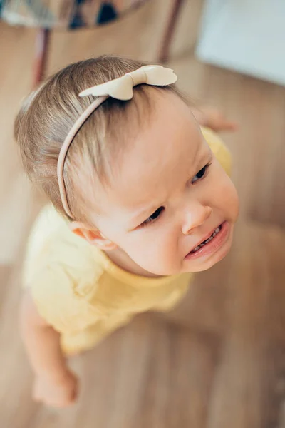 Menina Criança Sozinho Com Expressão Facial Irritada Franzindo Testa — Fotografia de Stock