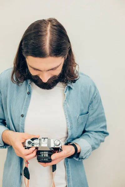 Jeune Photographe Vêtements Décontractés Debout Sur Fond Blanc Avec Appareil — Photo