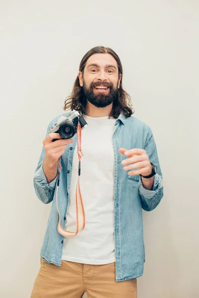 Encantado Fotógrafo Talentoso Con Ropa Casual Pie Aislado Contra Pared — Foto de Stock