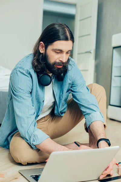 Jeune Homme Barbu Assis Sur Sol Devant Ordinateur Portable Moderne — Photo