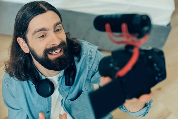 Hombre Barbudo Con Auriculares Cuello Hablando Cámara Mientras Está Casa — Foto de Stock