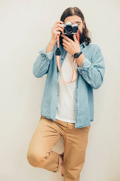 Fotografía Joven Fotógrafo Creativo Tomando Fotos Cámara Interior — Foto de Stock