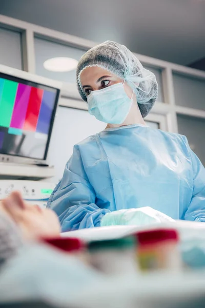 Surgeon Wearing Protective Mask Looking Away While Standing Operating Theatre — Stock Photo, Image