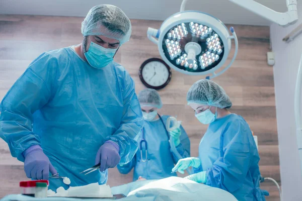 Team Doctors Conducting Surgical Operation Serious Doctor Taking Cotton Wool — Stock Photo, Image