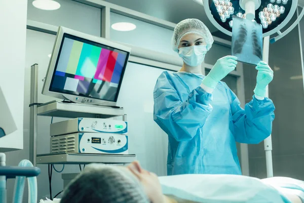 Trabalhador Médico Profissional Cura Paciente Com Pneumonia Hospital — Fotografia de Stock